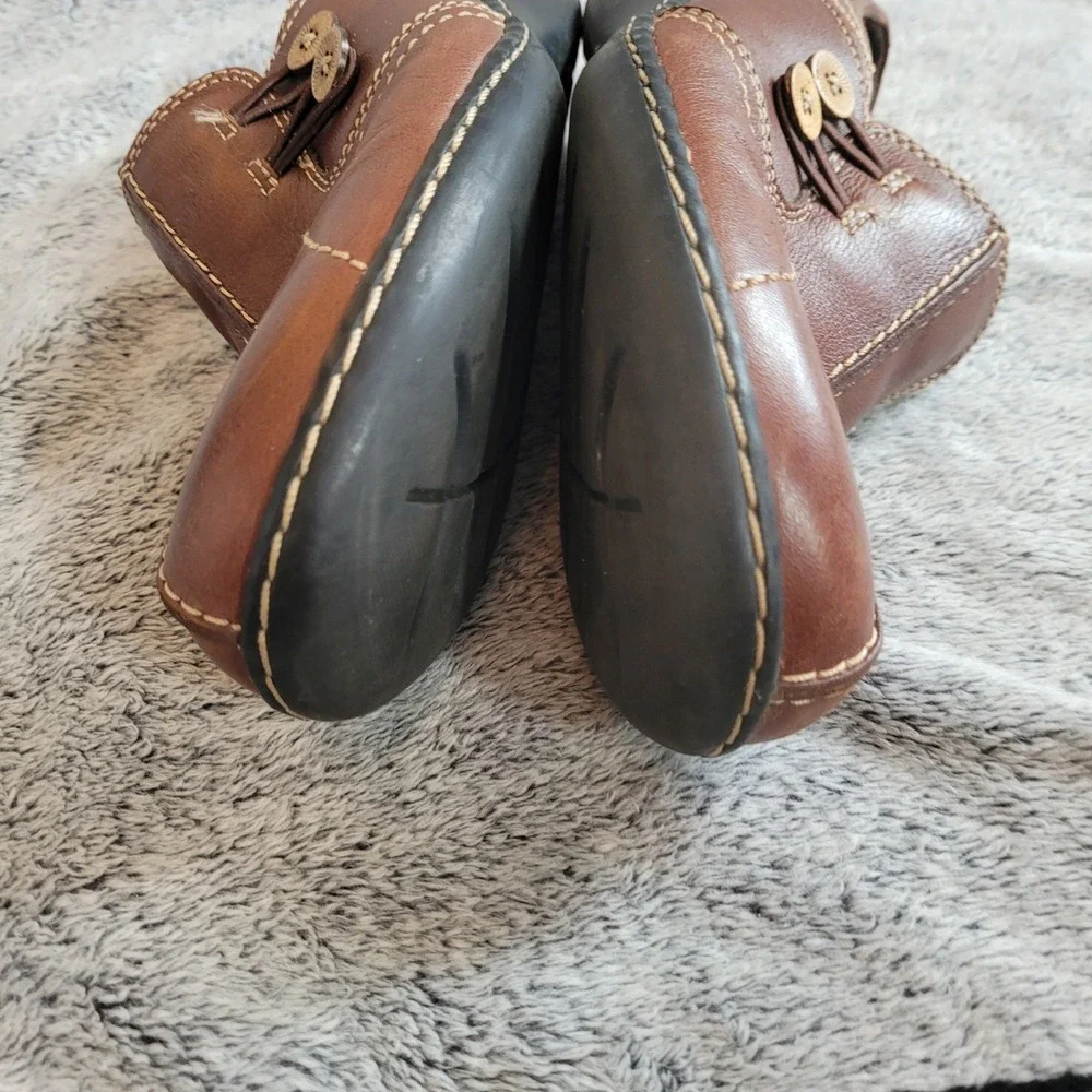 Clarks Womens Loafers 8W Brown Leather Button Accent Low Heel Granola Girl 21462